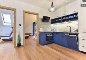 Kuchyň nebo kuchyňský kout v ubytování APARTAMENTY UL.SARNIA