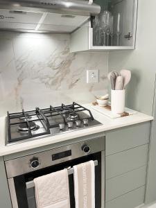 La cocina está equipada con fogones y horno con toallas. en Private Apartment at Ocean View Villas, en Port Edward