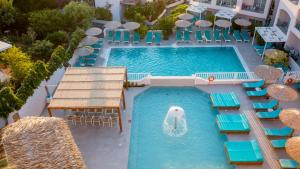 una vista aérea de una piscina con sillas y sombrillas en Eurohotel Katrin Hotel & Bungalows, en Stalida