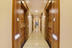 un corridoio con pareti in legno e un corridoio con pavimenti in legno di FabHotel Vishala a Ahmedabad