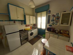 uma cozinha com um frigorífico branco e um fogão em Console Camprini Rooms & Apartments - Parco Tassinari em Faenza