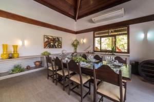 a dining room with a table and chairs at Casa de praia completa in Paulista +11 photos