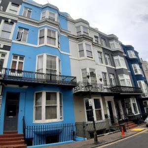 een blauw-wit gebouw in een stadsstraat bij Driftwood in Brighton & Hove
