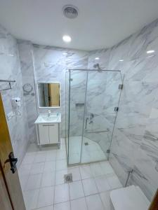 y baño con ducha y lavamanos. en Hotel Chanel Plaza en Erbil