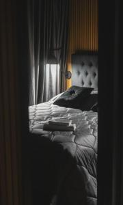 Postel nebo postele na pokoji v ubytování Royal Roi Luxury Suites