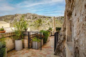 ein Tor zu einem Haus mit einem Berg im Hintergrund in der Unterkunft La Corte Dei Pastori Luxury in Matera + 14 Fotos