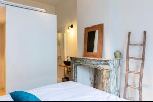 Zimmer mit einem Kamin, einem Spiegel und einer Leiter in der Unterkunft Bohemian city loft in Gent