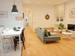 - un salon et une salle à manger avec un canapé et une table dans l'établissement Far Home Plaza Mayor, à Madrid