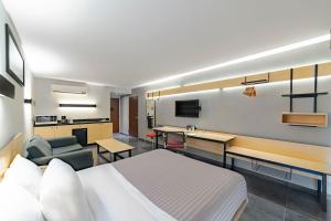 um quarto de hotel com uma cama e uma secretária em City Express by Marriott Salina Cruz em Salina Cruz