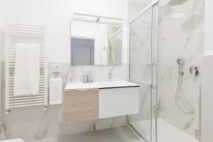 Ванная комната в Luxury 2 bedroom Apartament, close to San Siro, Fiera and 10 min metro to Duomo +24 фотографии