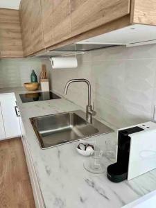 uma cozinha com um lavatório e uma bancada em Luxury 2 bedroom Apartament, close to San Siro, Fiera and 10 min metro to Duomo em Milão