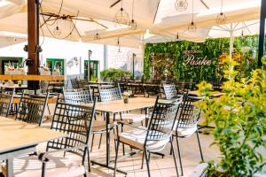 um restaurante vazio com mesas, cadeiras e guarda-sóis em Heritage Hotel Pasike em Trogir