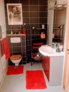 La petite salle de bains est pourvue de toilettes et d'un lavabo. dans l'établissement Dordogne Farmhouse, à Beaulieu-sur-Dordogne