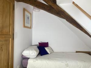 Säng eller sängar i ett rum på Dordogne Farmhouse