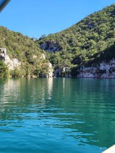 Blick auf einen Wasserkörper mit Bäumen in der Unterkunft Cosy rez-de-jardin de villa in Brignoles