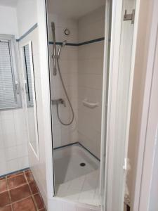 eine Dusche mit Glastür im Bad in der Unterkunft Cosy rez-de-jardin de villa in Brignoles