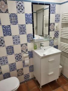 ein Badezimmer mit einem Waschbecken, einem WC und einem Spiegel in der Unterkunft Cosy rez-de-jardin de villa in Brignoles