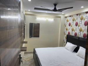 Llit o llits en una habitació de OYO Flagship Hotel Devansh Inn