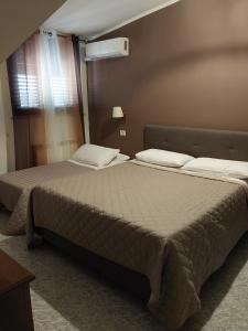 sypialnia z dużym łóżkiem w pokoju w obiekcie rooms speedy vicino aeroporto e fiera di roma w mieście Fiumicino