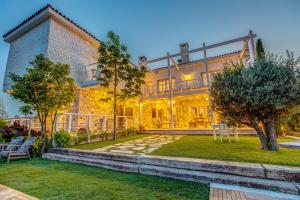 Außenansicht eines Gebäudes mit Hof in der Unterkunft Ev Bharat Butique Hotel, Alaçatı in Alacati