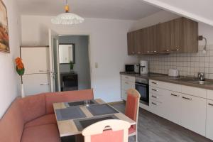 cocina con sofá y mesa en una habitación en Ferienwohnung unter den Eichen, en Schwanewede