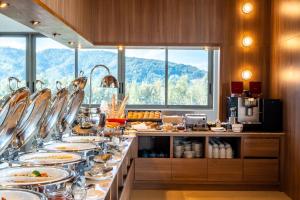 una linea a buffet con piatti di cibo in cucina di Sole Mio Boutique Hotel and Wellness - Adults Only a Bang Tao Beach