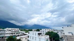 een uitzicht op een stad met bergen op de achtergrond bij 春日SpringDay花蓮包棟民宿 in Hualien
