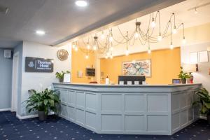 una zona d'attesa di un ospedale con un bancone in una stanza di Tiverton Hotel Lounge & Venue formally Best Western a Tiverton