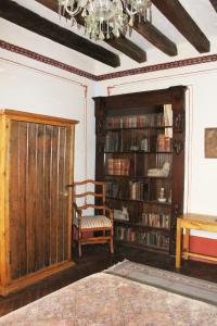 a living room with a chandelier and a book shelf at Hotel Boutique Casa de la Palma in Puebla