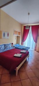 1 dormitorio con 2 camas con sábanas rojas en Ricomincio Da Qui, en Nápoles