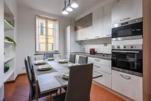 cocina con mesa, sillas y electrodomésticos en [Heart of Lucca] Style whitin the walls, en Lucca
