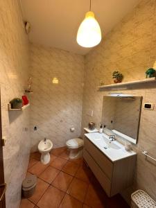 bagno con servizi igienici, lavandino e specchio di Ricomincio Da Qui a Napoli