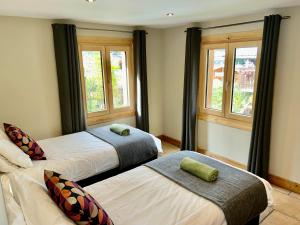 duas camas num quarto com duas janelas em The Castle, 10 Bedroom Chalet, Chamonix Centre em Chamonix-Mont-Blanc