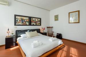 - une chambre avec un grand lit blanc dans l'établissement [Heart of Lucca] Style whitin the walls, à Lucques