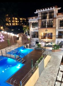 a building with a swimming pool at night at La Carmela de Boracay Hotel in Boracay