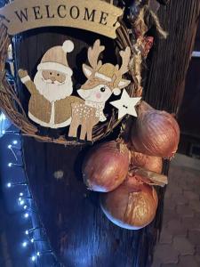 Een bord met een kerstman, een rendier en uien. bij Zewwelatreppler - La Grange aux Petits Oignons - Chambre Rainette in Sélestat