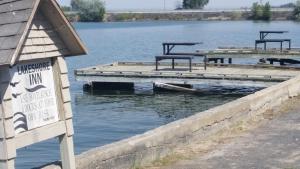 Výhled na řeku, která protéká v blízkosti penzionu – hostince