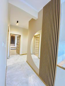 un pasillo con una gran pared circular en una casa en Gold Apartament, en Świdnik