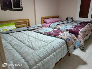 Кровать или кровати в номере Family Apartment - next to Abdeen Palace and Museum