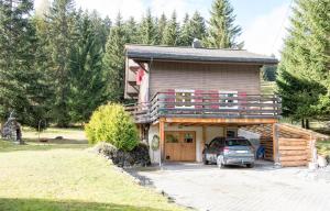 ein Haus mit einem davor geparkt in der Unterkunft Ferienhaus Tgantieni Ski-in Ski-out-Lenzerheide in Lenzerheide