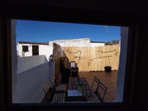 vistas a un patio con mesa y sillas en Apartamentos La Campana 1, en Jerez de la Frontera