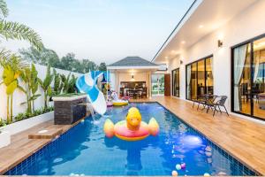 Bazén v ubytování PP POOL VILLA @ CHA-AM (ทรัพย์เพิ่มพูนพูลวิลล่า) nebo v jeho okolí