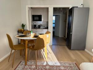 a kitchen and dining room with a table and chairs at Galle BnB boheemi kaksio in Pori