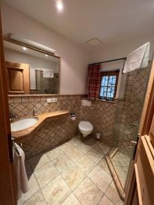 エルマウにあるBerghausのバスルーム(洗面台、トイレ、鏡付)