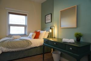1 dormitorio con 1 cama con tocador y espejo en Cosy 3 bedroom home from home, en Lostock Gralam