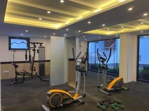 un gimnasio con cintas de correr y bicicletas estáticas en una habitación en City 2 en Alanya