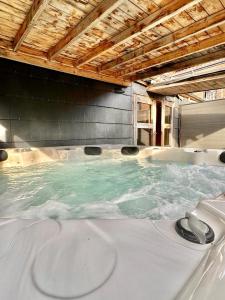 - un bain à remous avec de l'eau verte dans la chambre dans l'établissement Cosy@Beauty, à Petit-Rechain