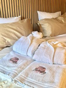 duas toalhas sentadas em cima de uma cama em Cosy@Beauty em Petit-Rechain