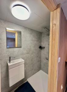 uma casa de banho com um WC, um lavatório e um espelho. em Cosy@Beauty em Petit-Rechain