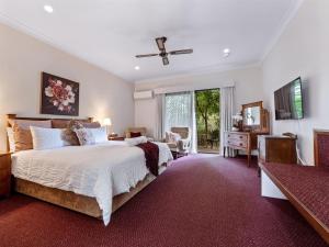 um quarto com uma cama grande e uma janela grande em The Noble Grape Guesthouse em Cowaramup